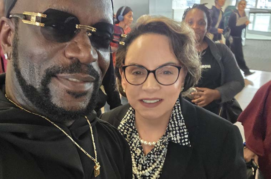 Mme Regina Veltin, épouse de l'Ambassadeur d'Allemagne rencontre le musicien ivoirien Meiway